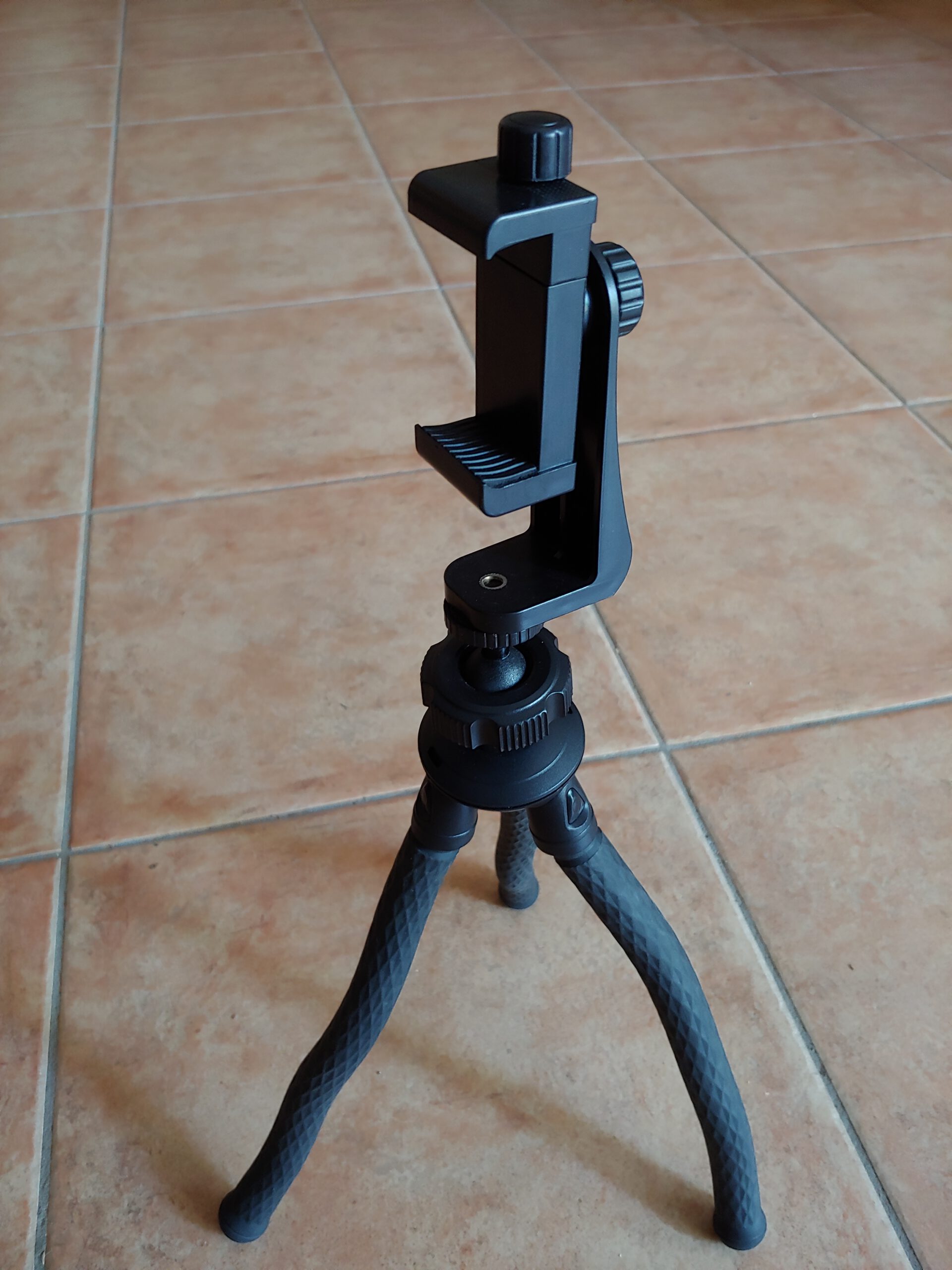 Un treppiede abbinabile a qualsiasi superfice perch&egrave; si deforma